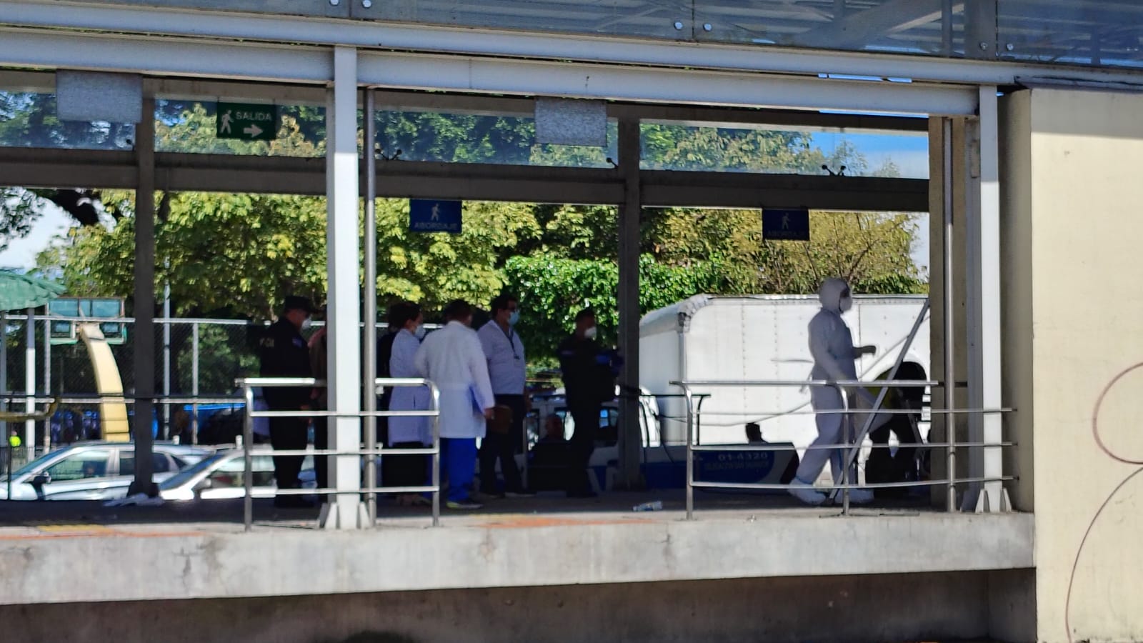 Personal de Comandos de Salvamento y autoridades atienden el reportado fallecimiento en la estación SITRAMSS Centenario. Se investigan las causas del suceso. Foto: Cortesía.