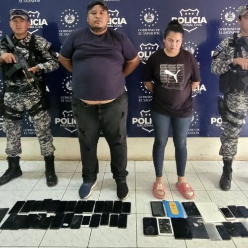 Ángela Yamileth Osorio Mira y Jorge Eduardo Ramos Ramírez, capturados por receptación de 48 celulares y 10 tablets robados en San Miguel. Foto: PNCSV.
