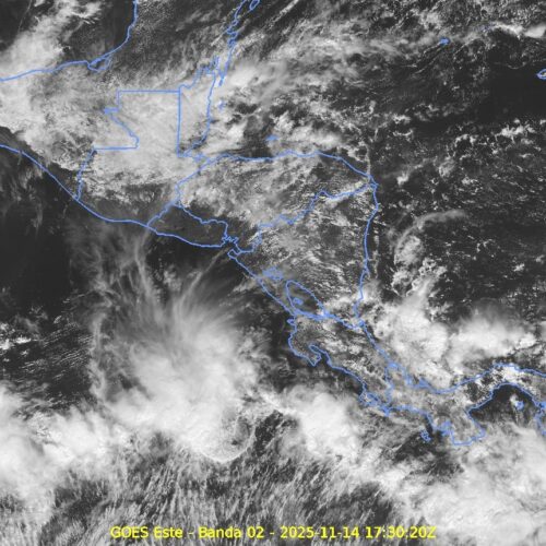 Imagen satelital del territorio salvadoreño con cielo nublado. Se esperan lluvias y ráfagas de viento de hasta 40 km/h este 14 de noviembre. Foto: @MedioAmbienteSV.