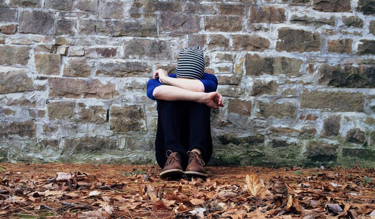 La depresión puede manifestarse con síntomas inesperados, como dolor crónico, cambios de peso o adicción a redes sociales. Foto: Pixabay.