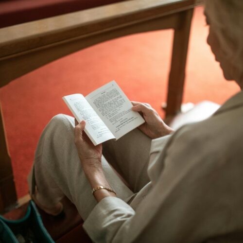 Acompañamiento espiritual a adultos mayores ayuda a enfrentar enfermedades y encontrar sentido en la vejez, mejorando su calidad de vida. Foto: Pexels / RDNE