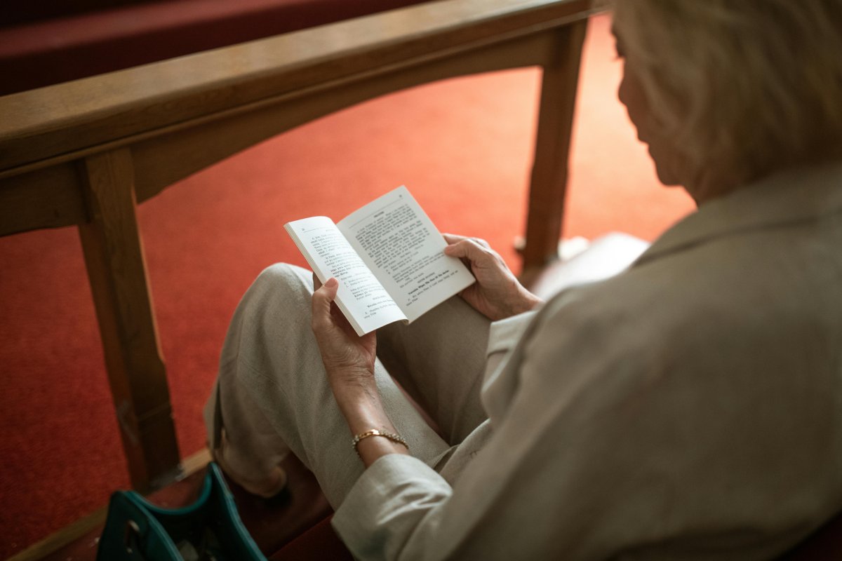 Acompañamiento espiritual a adultos mayores ayuda a enfrentar enfermedades y encontrar sentido en la vejez, mejorando su calidad de vida. Foto: Pexels / RDNE