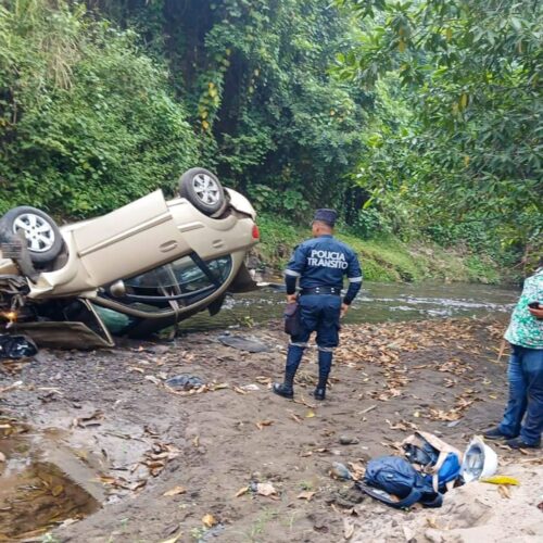 Vehículo volcado en un río tras accidente en el km 39 de la Panamericana, Santa Ana. Dos lesionados fueron atendidos. Foto: @PNCSV.