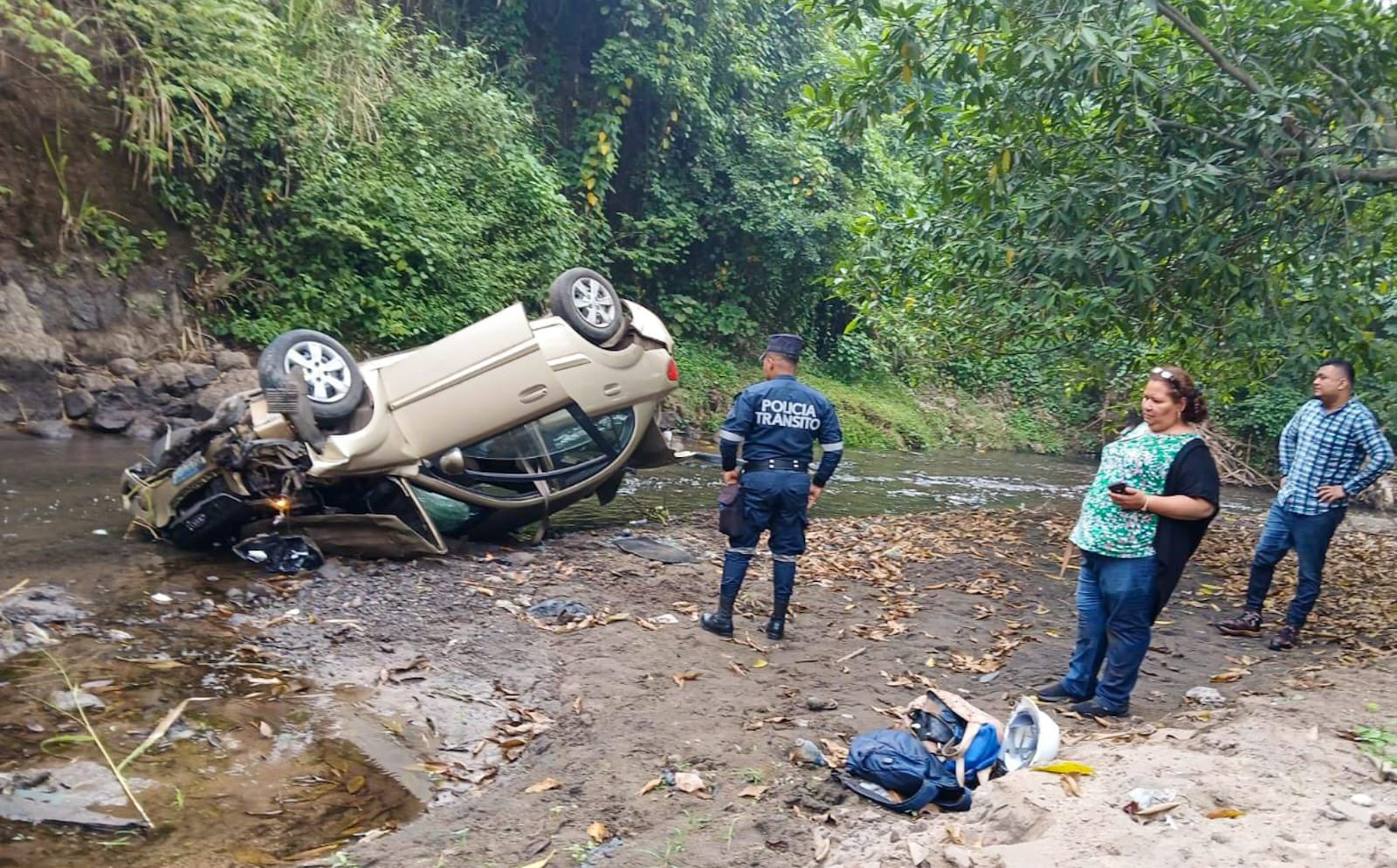 Vehículo volcado en un río tras accidente en el km 39 de la Panamericana, Santa Ana. Dos lesionados fueron atendidos. Foto: @PNCSV.
