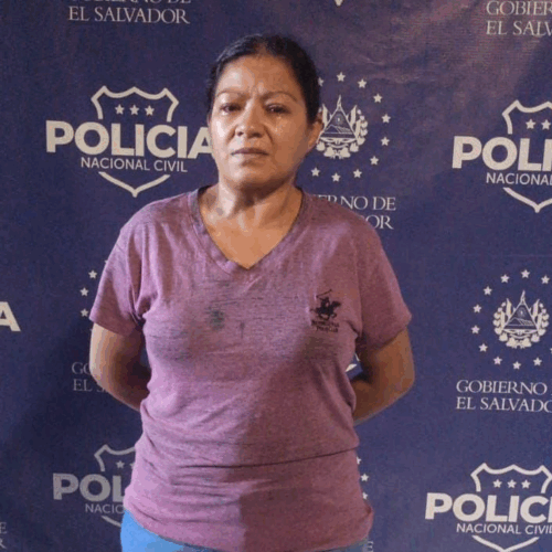 Karen Yamiléth Ramírez Cubías, alias "La Yami", pandillera de la MS13 capturada en Santa Tecla. Tiene tatuajes de la clica Quezaltecos Locos Salvatruchos y será remitida a tribunal. Foto: PNCSV.