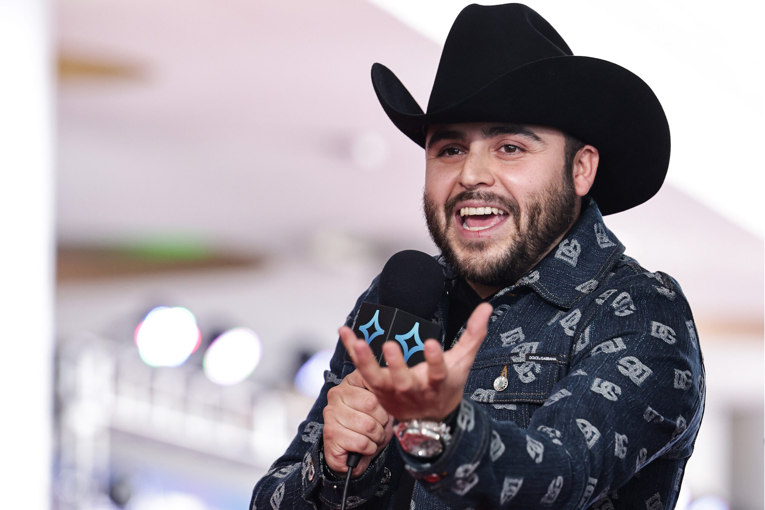 Gerardo Ortiz, cantante de corridos, será sentenciado por participar en un concierto organizado por el CJNG. Foto: Cortesía.