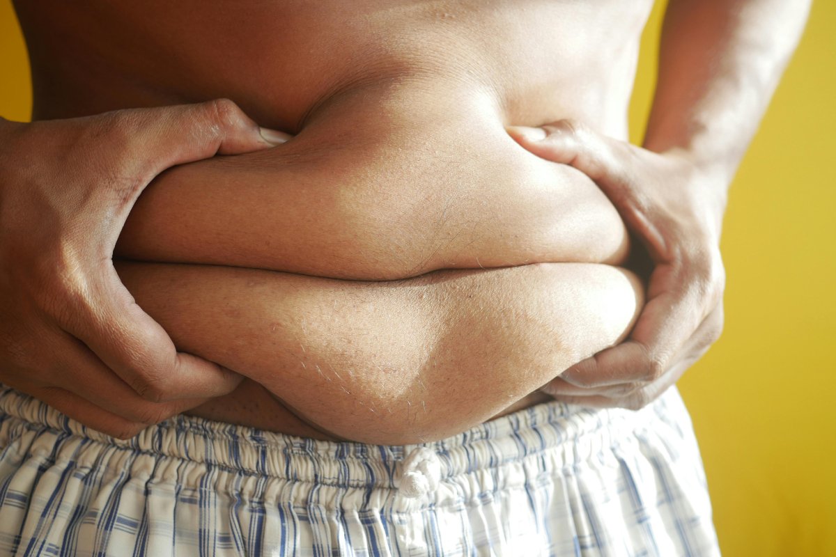 La grasa abdominal está ligada a hábitos como el sueño, el estrés y la alimentación. Pequeños ajustes pueden mejorar tu salud metabólica. Foto: Towfiqu barbhuiya.