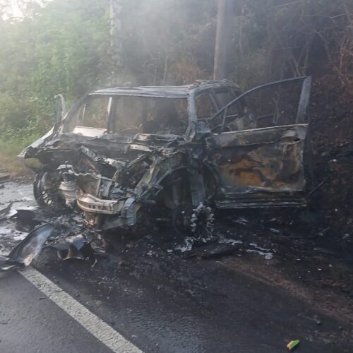 Accidente en el km 73 de la carretera Longitudinal del Norte, Chalatenango. Un hombre falleció y seis resultaron lesionados tras el choque entre una camioneta y un camión. Foto: PNCSV.