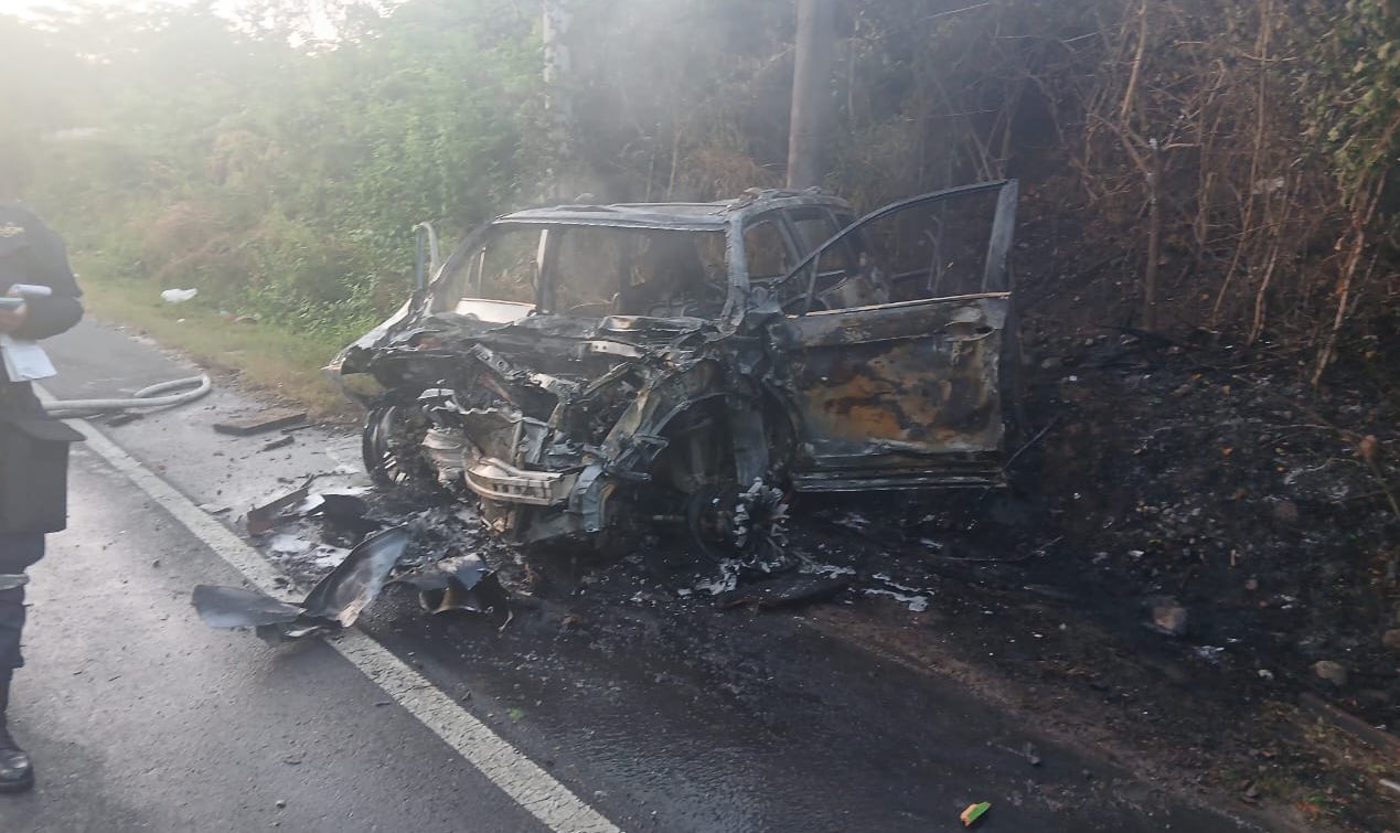 Accidente en el km 73 de la carretera Longitudinal del Norte, Chalatenango. Un hombre falleció y seis resultaron lesionados tras el choque entre una camioneta y un camión. Foto: PNCSV.