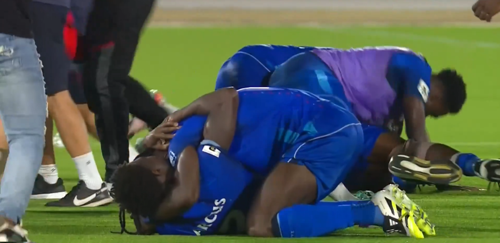 Jugadores de Haití celebran su clasificación histórica a la Copa Mundial de la FIFA, tras 49 años de espera. Una noche inolvidable para el fútbol caribeño. Foto: Cortesía.