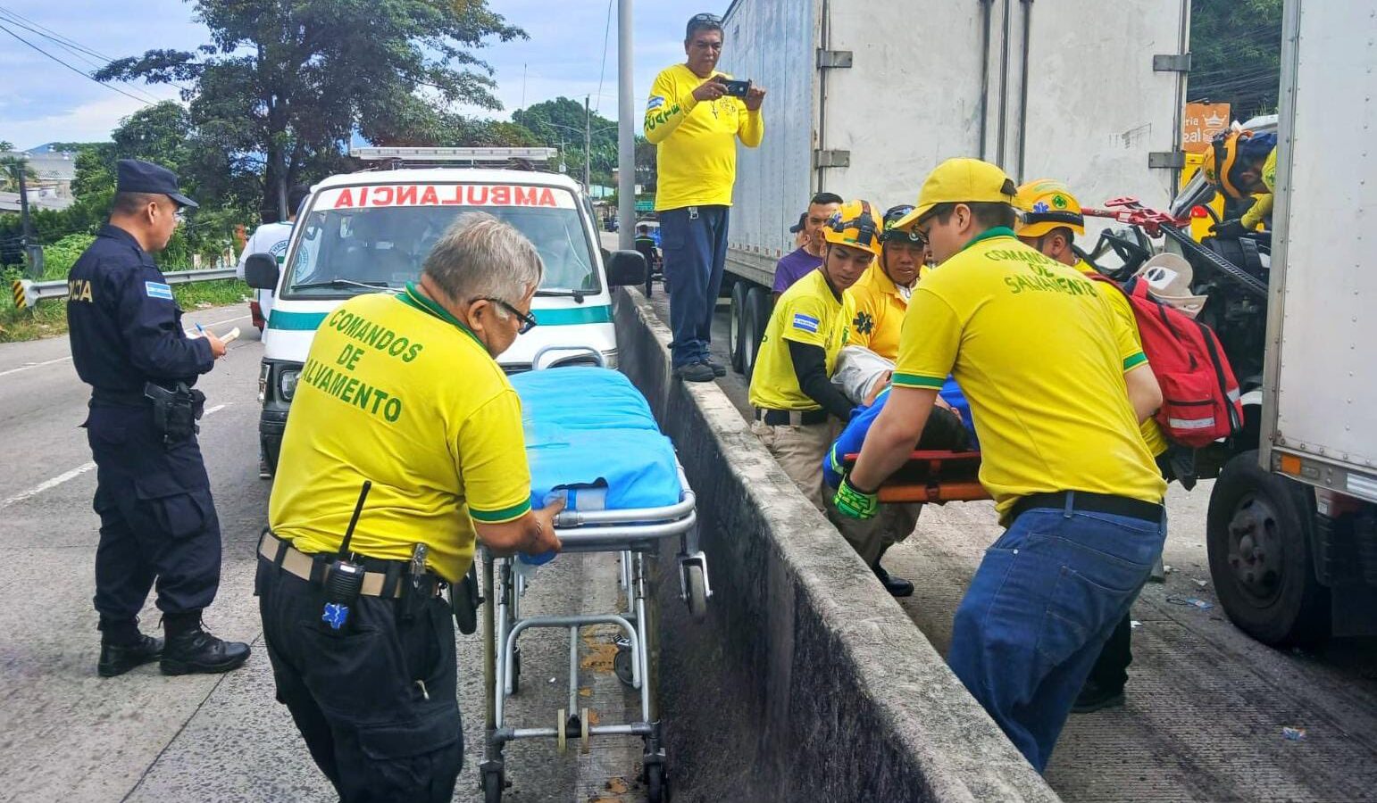 La PNC atiende un accidente de tránsito en la carretera Troncal del Norte, en Ciudad Delgado, con dos vehículos y un camión involucrados. Foto: @PNCSV