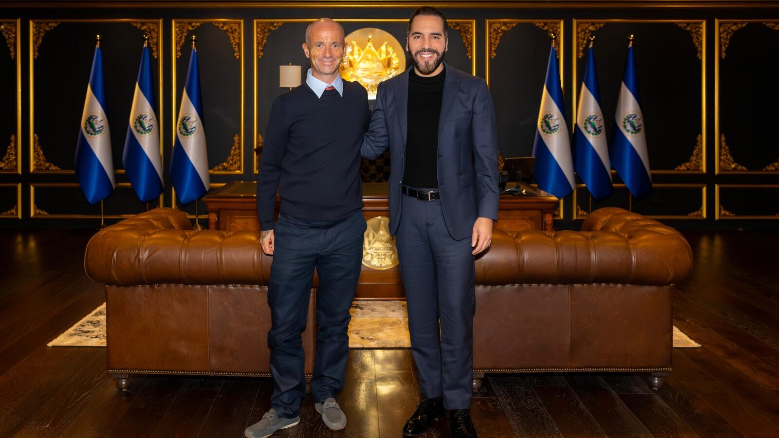 El presidente Nayib Bukele y Niall Harbison durante una reunión para discutir el programa nacional de rescate de perros callejeros en El Salvador. Foto: Nayib Bukele