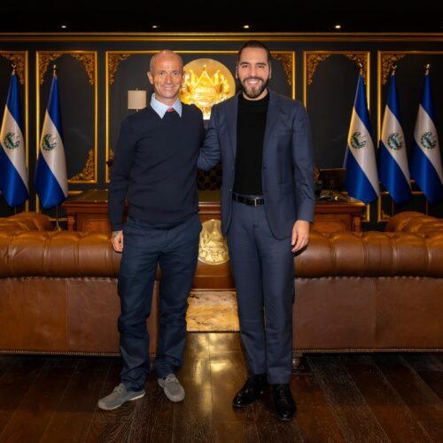 El presidente Nayib Bukele y Niall Harbison durante una reunión para discutir el programa nacional de rescate de perros callejeros en El Salvador. Foto: Nayib Bukele