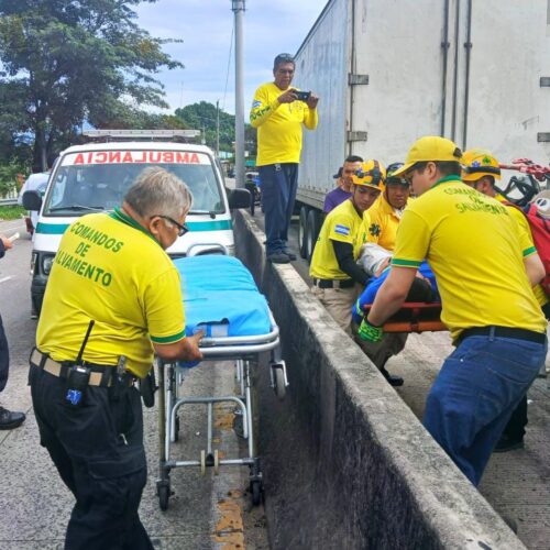 La PNC atiende un accidente de tránsito en la carretera Troncal del Norte, en Ciudad Delgado, con dos vehículos y un camión involucrados. Foto: @PNCSV