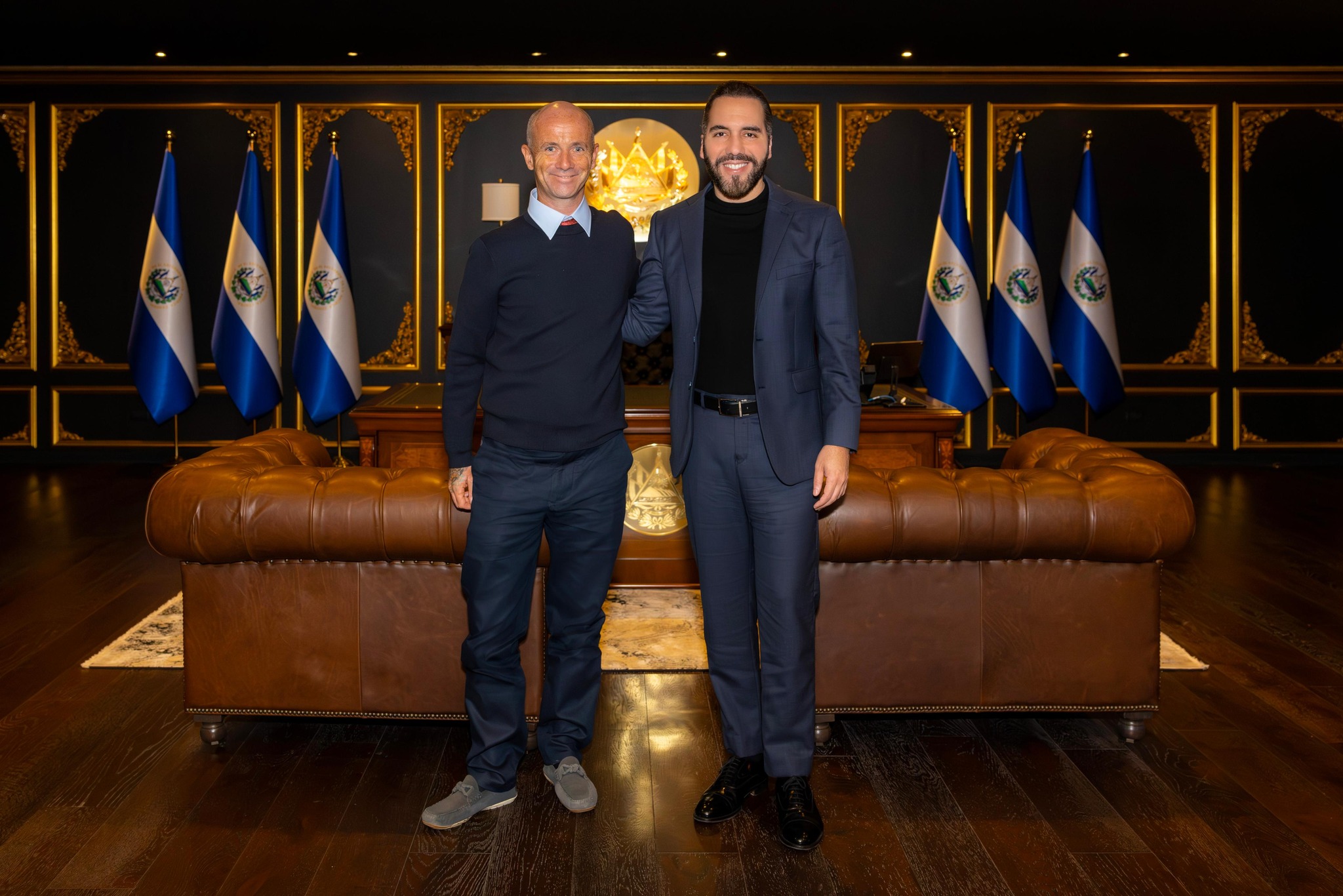El presidente Nayib Bukele y Niall Harbison durante una reunión para discutir el programa nacional de rescate de perros callejeros en El Salvador. Foto: Nayib Bukele