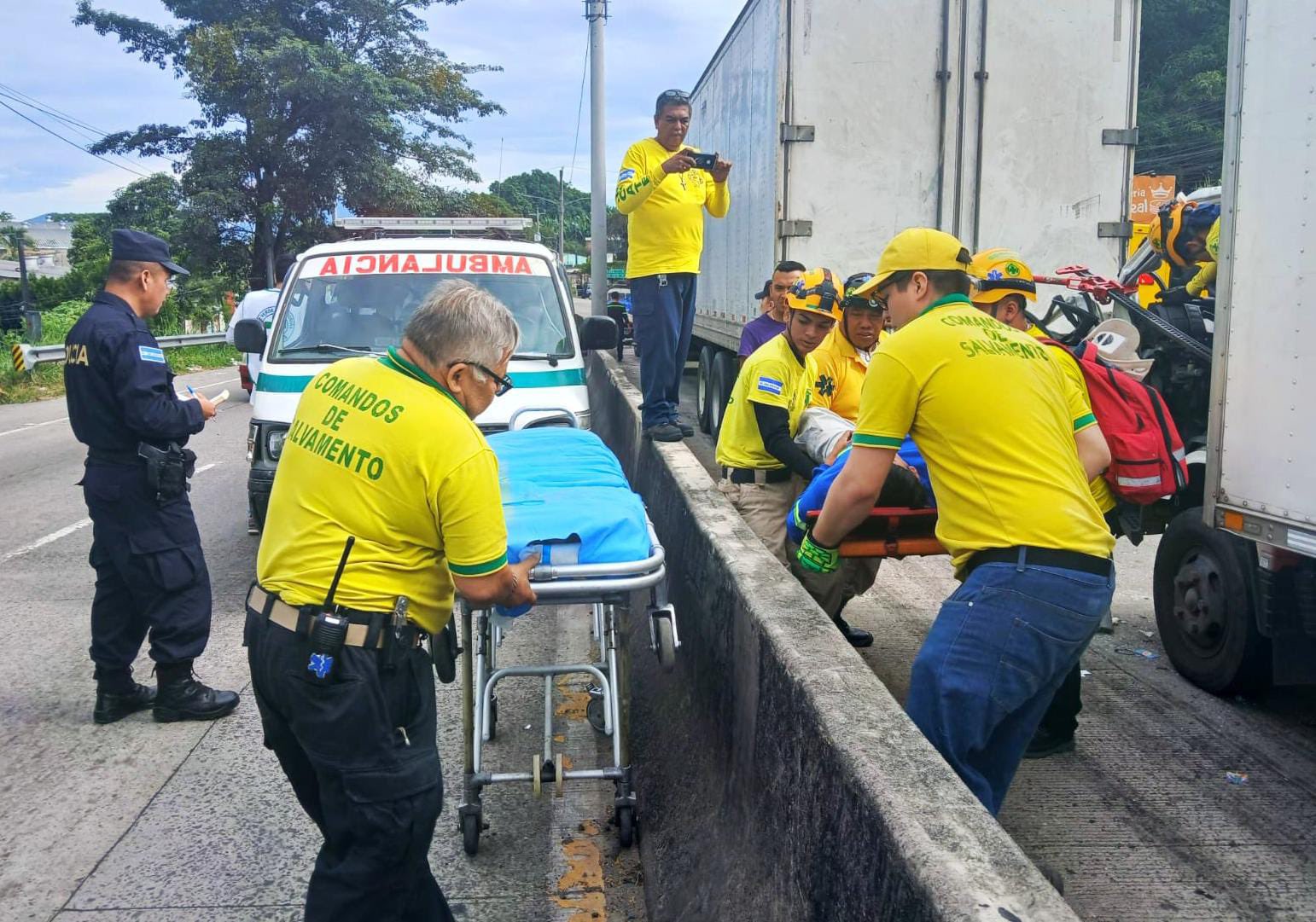 La PNC atiende un accidente de tránsito en la carretera Troncal del Norte, en Ciudad Delgado, con dos vehículos y un camión involucrados. Foto: @PNCSV