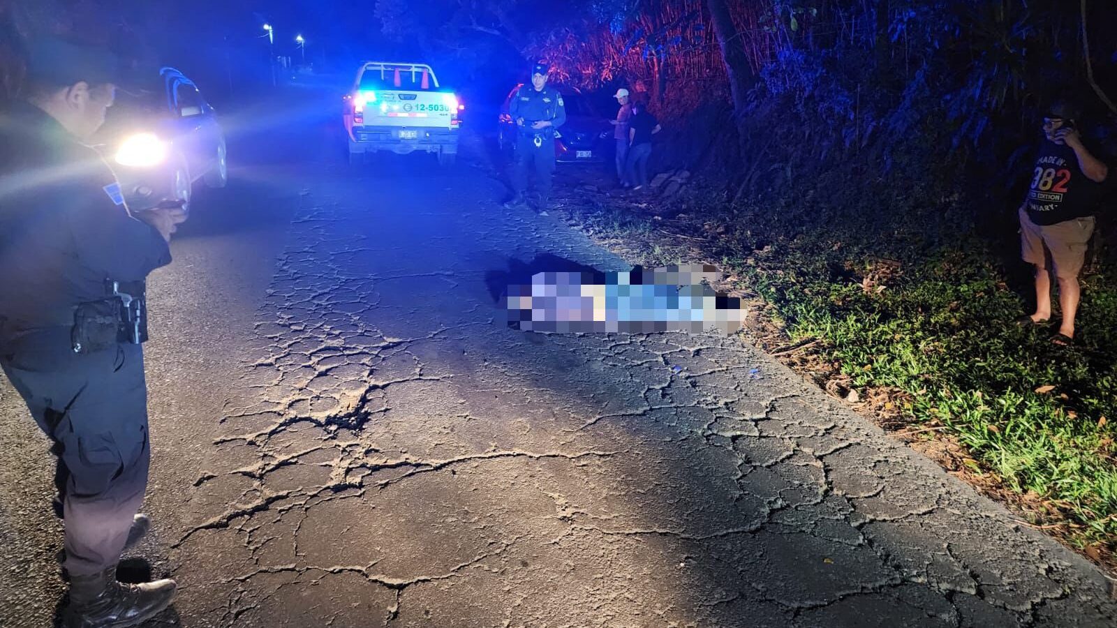Agentes de la PNC atienden los lugares de los accidentes de tránsito donde fallecieron tres personas en una sola noche. Foto: PNCSV.