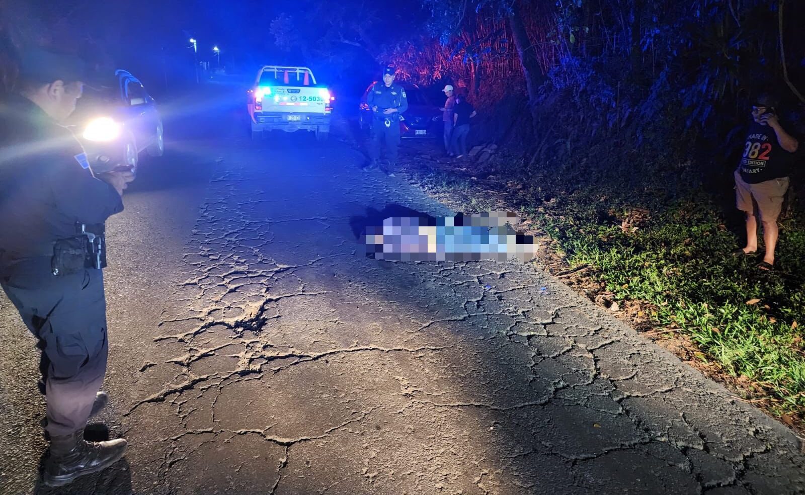Agentes de la PNC atienden los lugares de los accidentes de tránsito donde fallecieron tres personas en una sola noche. Foto: PNCSV.