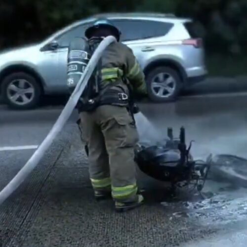 Bomberos de El Salvador extinguieron el incendio de una motocicleta en la carretera al Puerto de La Libertad. El paso fue habilitado tras la intervención. Foto: @FGR_SV.