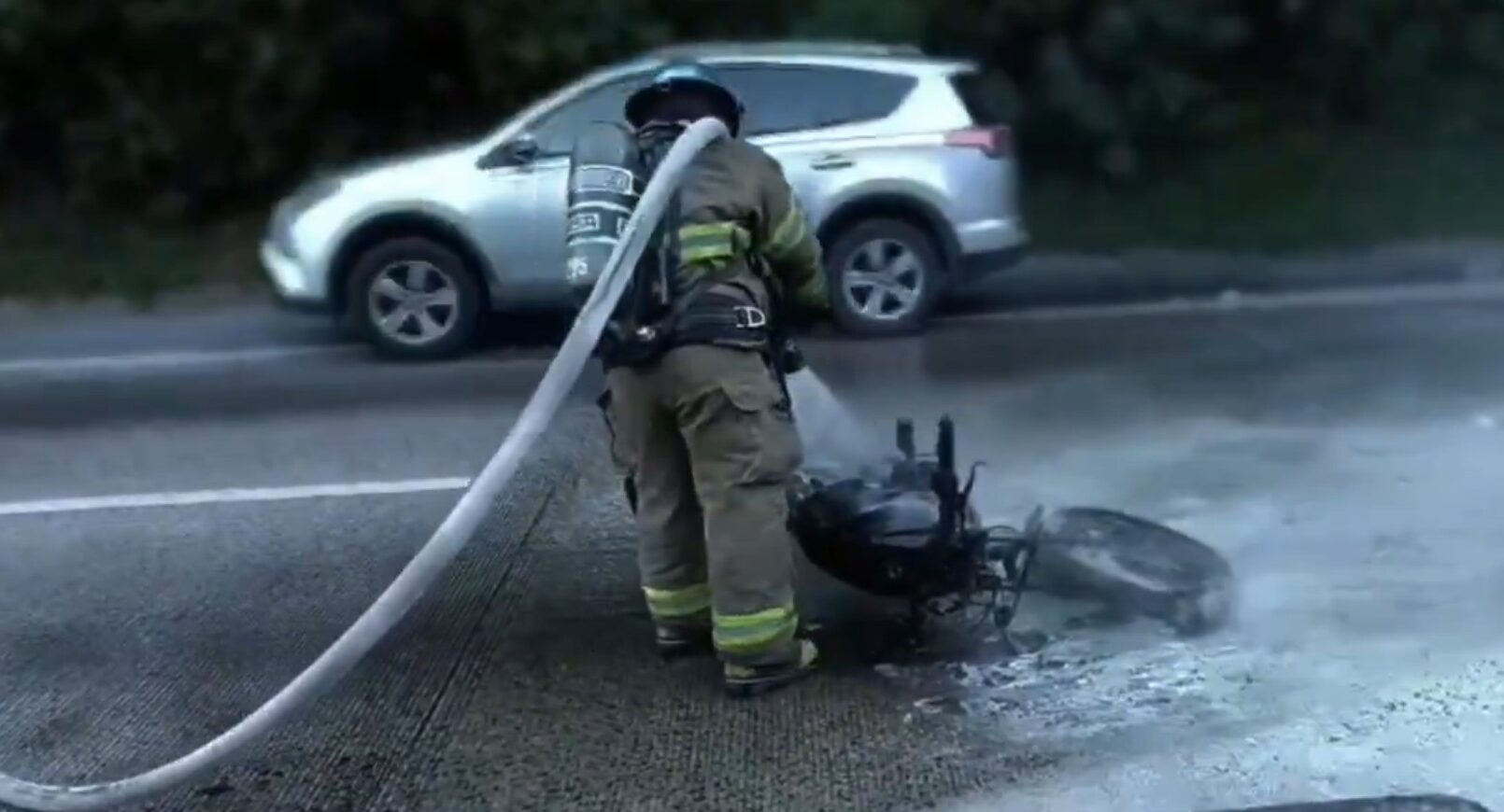 Bomberos de El Salvador extinguieron el incendio de una motocicleta en la carretera al Puerto de La Libertad. El paso fue habilitado tras la intervención. Foto: @FGR_SV.