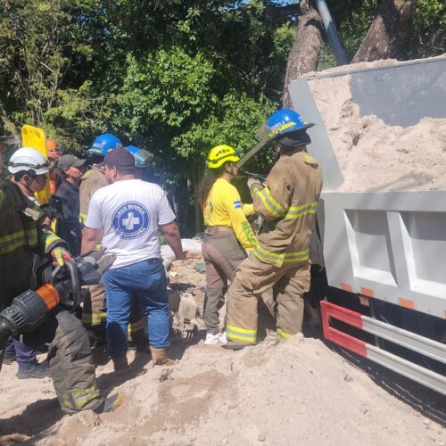 Equipos de rescate trabajan para liberar a Mauricio Orantes (84 años), atrapado en un camión volcado en el kilómetro 57 de la carretera a Santa Ana. Foto: Cortesía.
