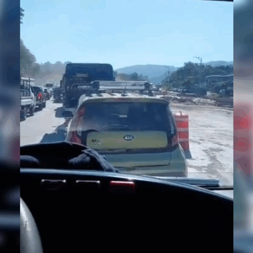 Accidente de un bus TUDO en Los Chorros derribó un poste de luz, generando tráfico paralizado y riesgo por cables de alto voltaje. Foto: Cortesía.