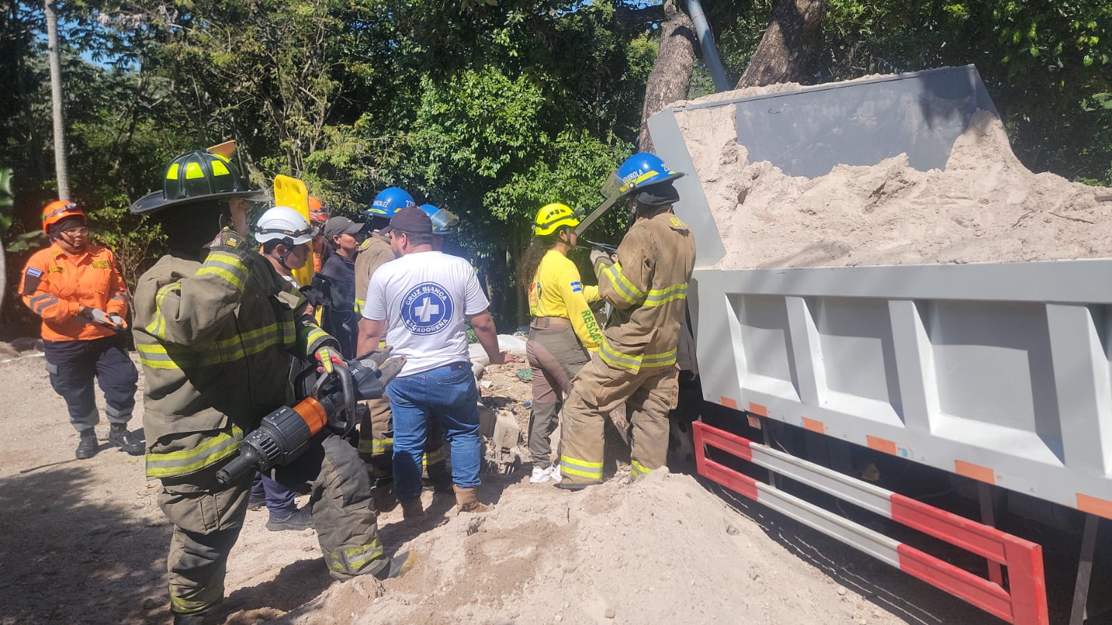 Equipos de rescate trabajan para liberar a Mauricio Orantes (84 años), atrapado en un camión volcado en el kilómetro 57 de la carretera a Santa Ana. Foto: Cortesía.