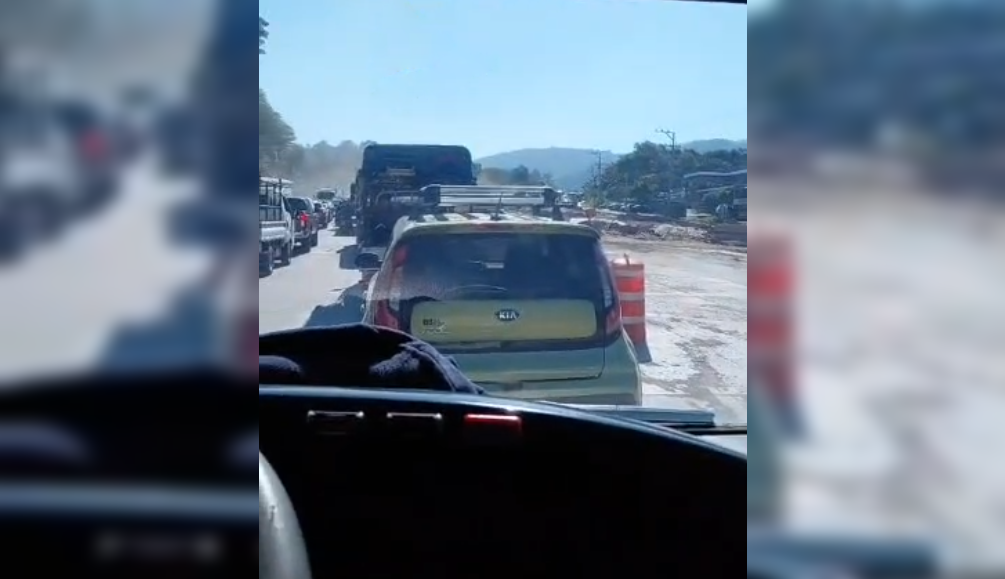 Accidente de un bus TUDO en Los Chorros derribó un poste de luz, generando tráfico paralizado y riesgo por cables de alto voltaje. Foto: Cortesía.