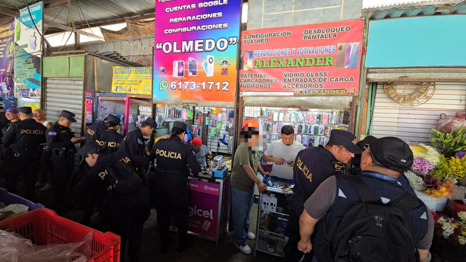 Autoridades de la FGR y PNC decomisan celulares, tablets y computadoras en allanamientos a negocios sin documentación en Santa Tecla y Lourdes Colón. Foto: FGR_SV.