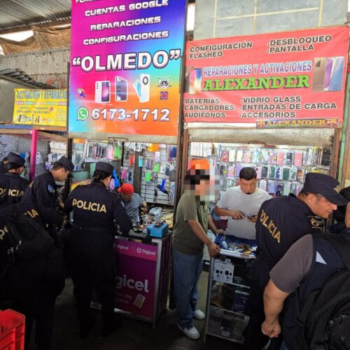 Autoridades de la FGR y PNC decomisan celulares, tablets y computadoras en allanamientos a negocios sin documentación en Santa Tecla y Lourdes Colón. Foto: FGR_SV.