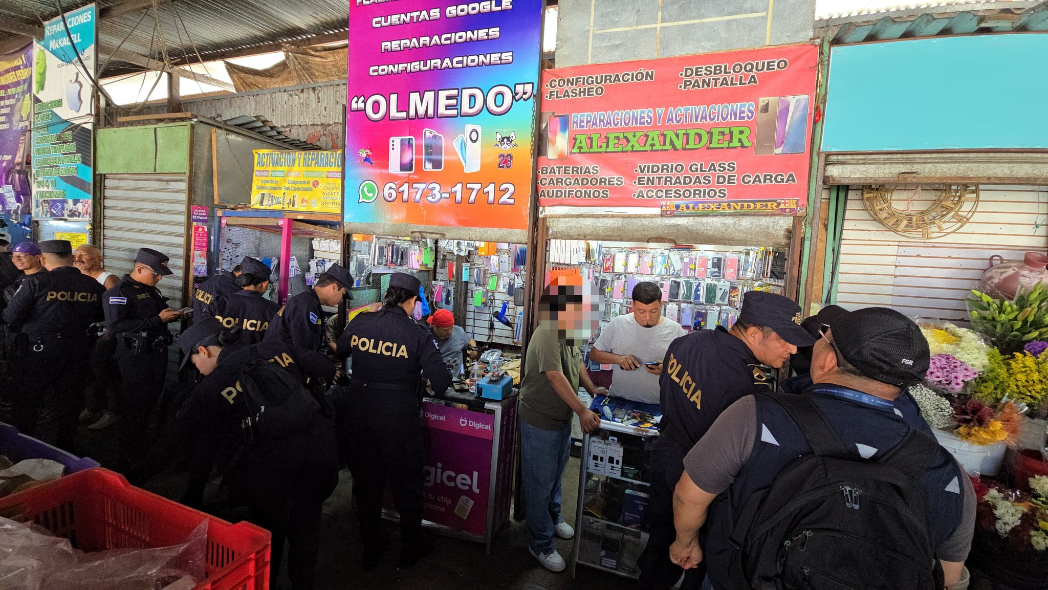 Autoridades de la FGR y PNC decomisan celulares, tablets y computadoras en allanamientos a negocios sin documentación en Santa Tecla y Lourdes Colón. Foto: FGR_SV.