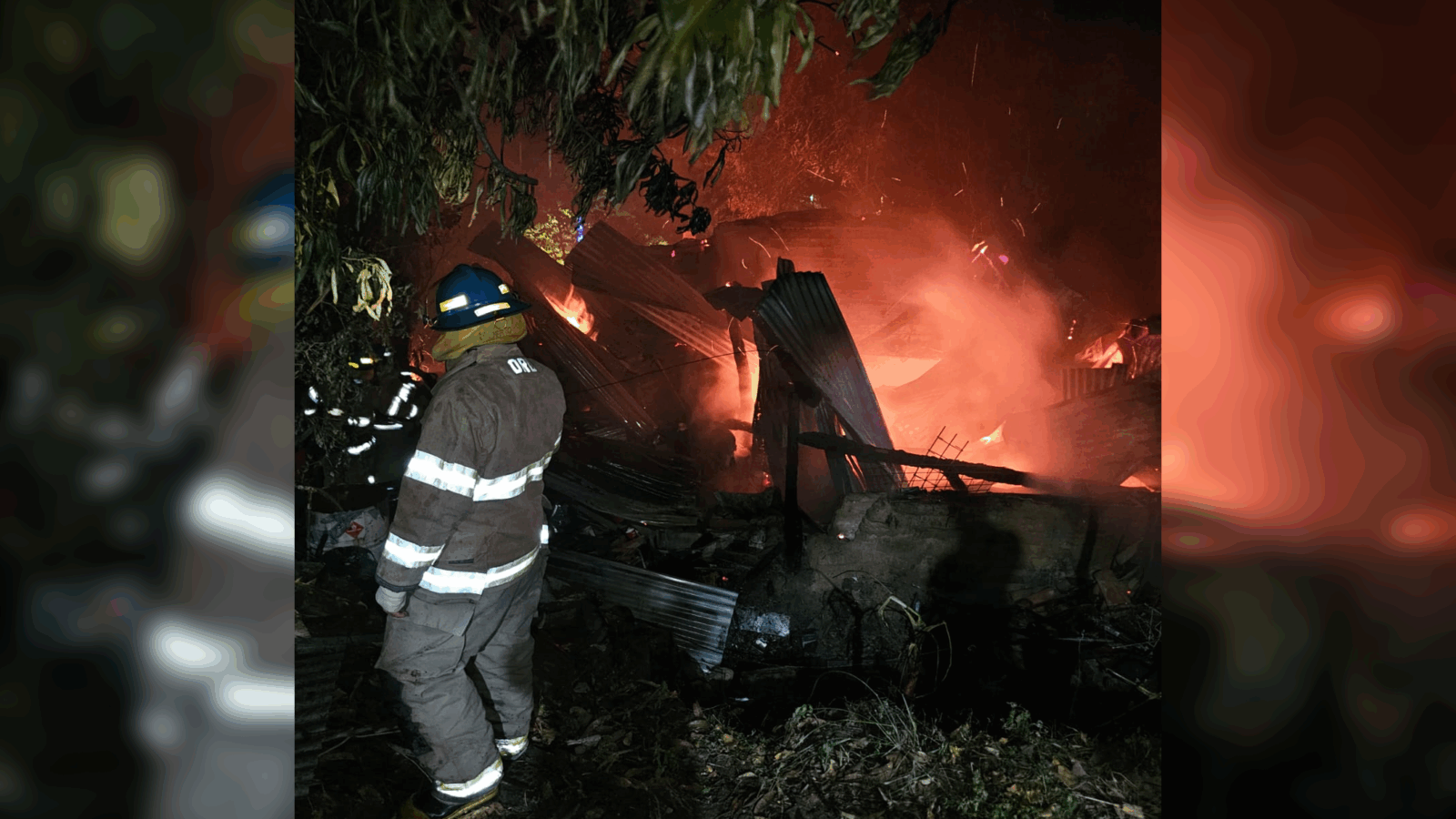 Bomberos del Comando de Salvamento atendieron un incendio estructural en el barrio El Calvario, Santo Tomás, donde la propietaria resultó con quemaduras leves. Foto: Comandos de Salvamento.