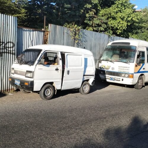 Accidente en Plaza Trobador: una Coaster impactó la parte trasera de un panel, dejando al conductor con lesiones leves. Foto: Cortesía.