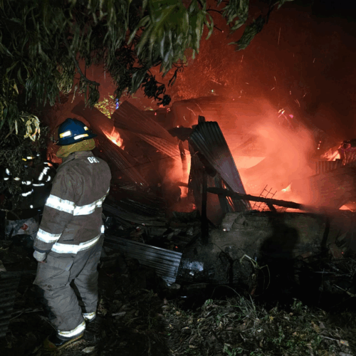 Bomberos del Comando de Salvamento atendieron un incendio estructural en el barrio El Calvario, Santo Tomás, donde la propietaria resultó con quemaduras leves. Foto: Comandos de Salvamento.