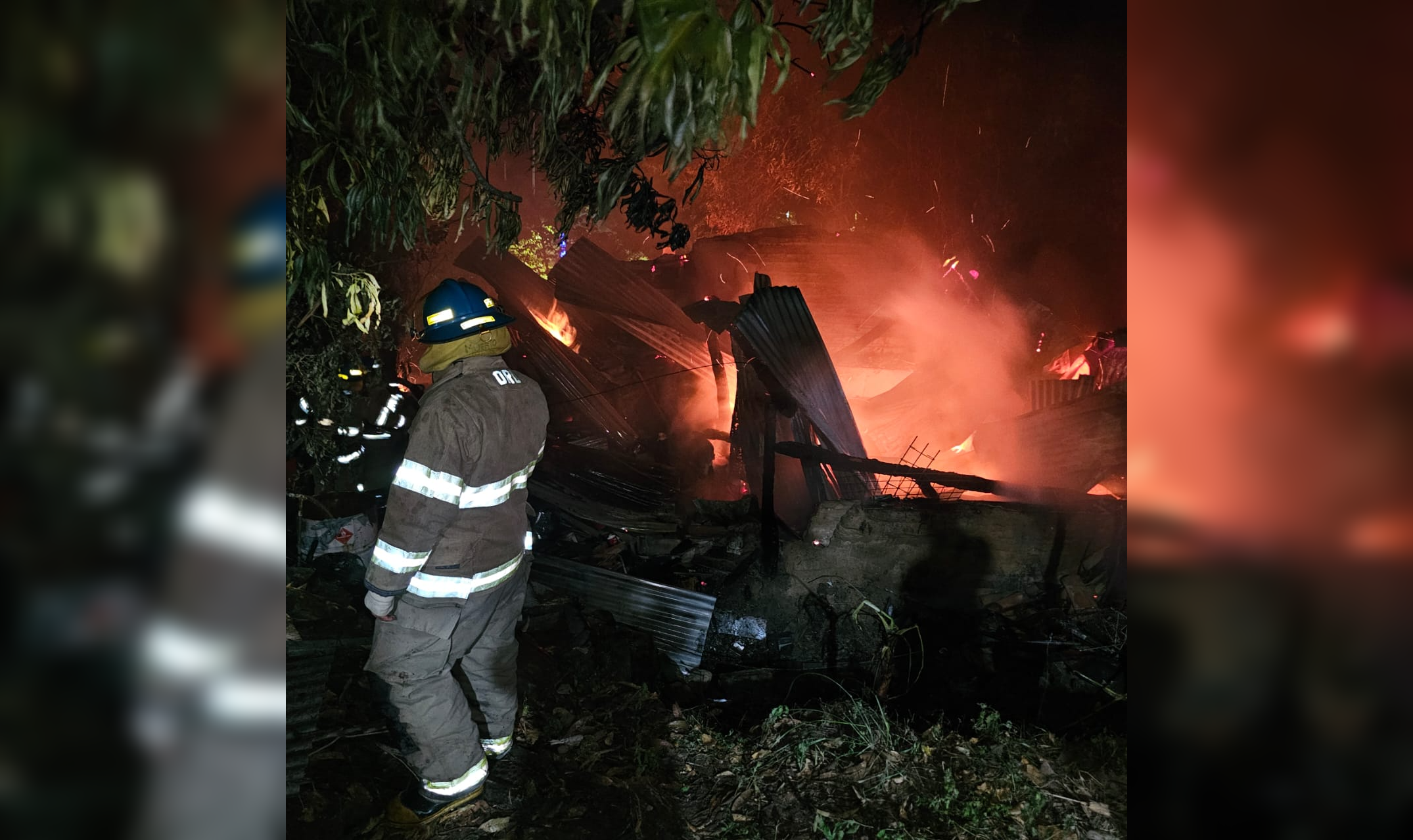 Bomberos del Comando de Salvamento atendieron un incendio estructural en el barrio El Calvario, Santo Tomás, donde la propietaria resultó con quemaduras leves. Foto: Comandos de Salvamento.