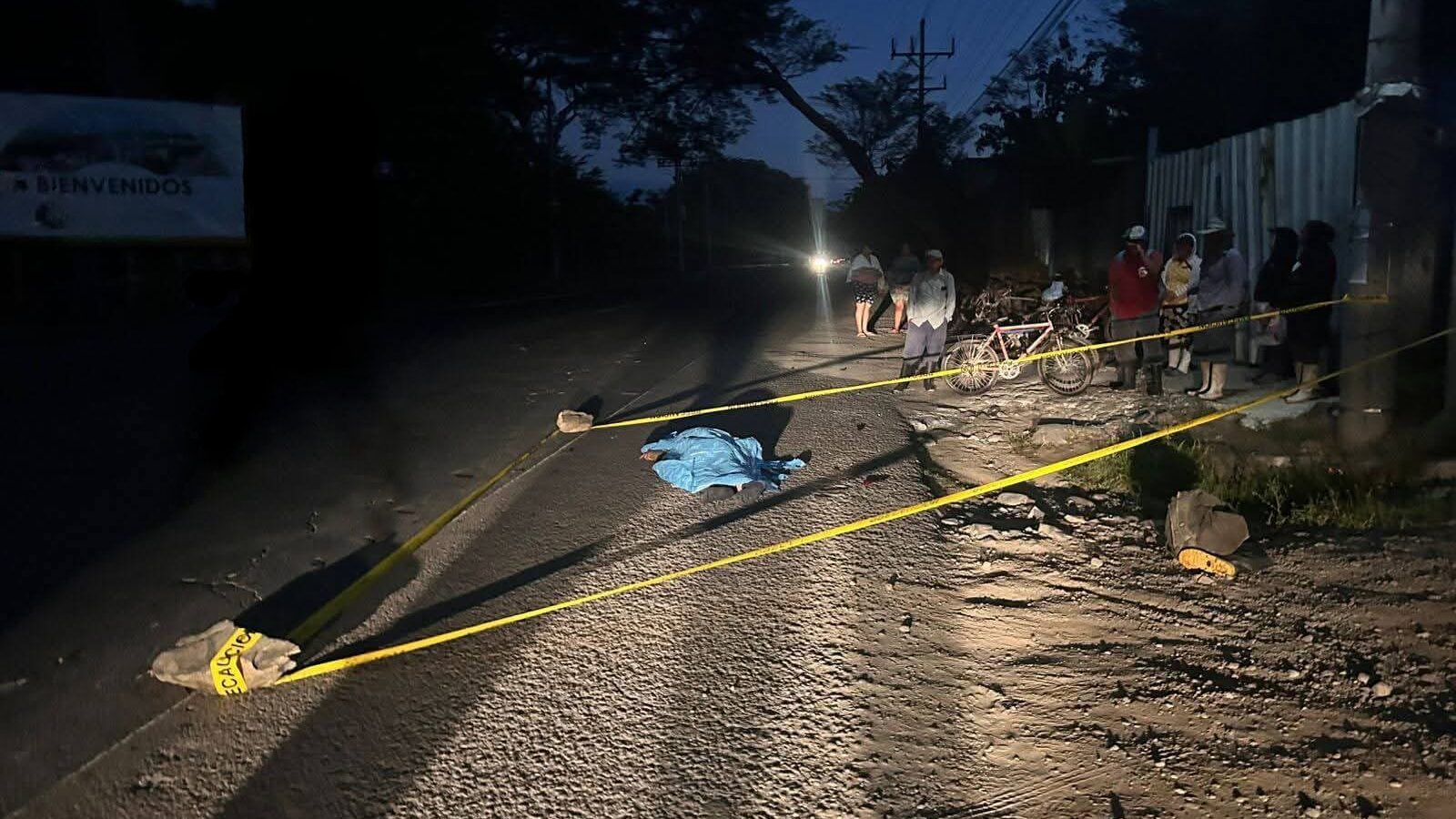 Autoridades inspeccionan el lugar donde un ciclista de la tercera edad fue atropellado y perdió la vida en El Paisnal. La PNC investiga las causas del accidente. Foto: PNCSV.