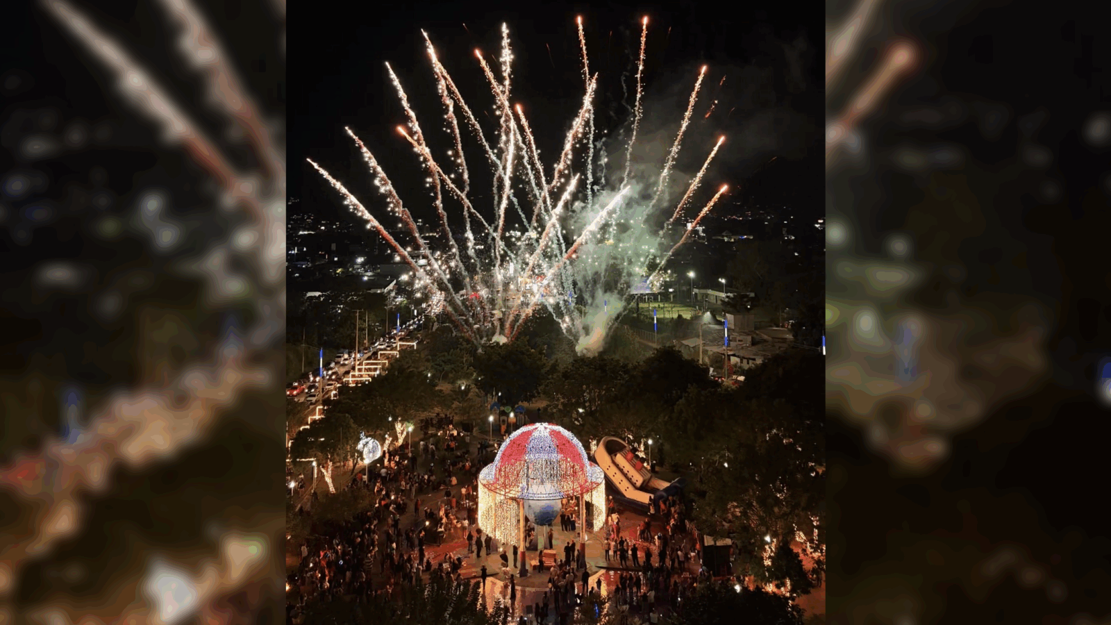 Familias disfrutan de la Villa Navideña de El Cafetalón en Santa Tecla, con túneles de luces y actividades para todas las edades. Foto: @SantaTeclaSV.