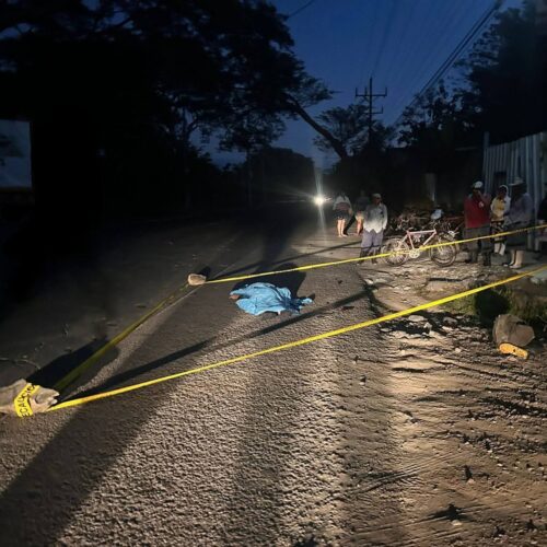 Autoridades inspeccionan el lugar donde un ciclista de la tercera edad fue atropellado y perdió la vida en El Paisnal. La PNC investiga las causas del accidente. Foto: PNCSV.