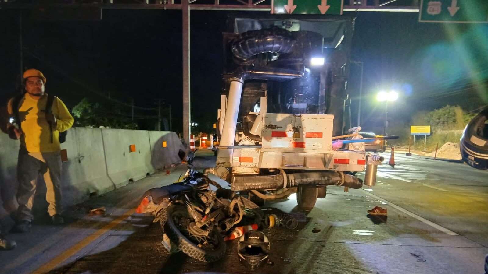 Motociclista en estado etílico colisionó contra maquinaria del MOP en la CA-1, San Juan Opico. El lesionado fue trasladado a un hospital para atención médica. Foto: Comandos de salvamento.