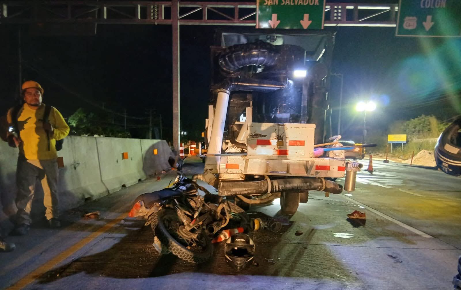 Motociclista en estado etílico colisionó contra maquinaria del MOP en la CA-1, San Juan Opico. El lesionado fue trasladado a un hospital para atención médica. Foto: Comandos de salvamento.