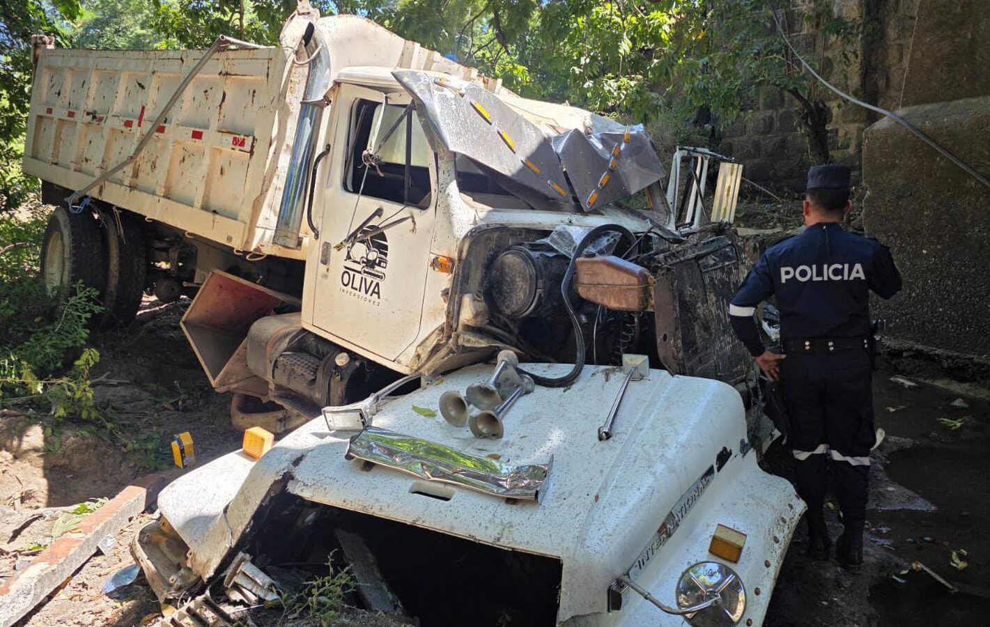 Un conductor perdió el control de un camión volquete y cayó desde el puente Miraflores, km 152 de la Panamericana, en San Miguel Centro. El conductor resultó lesionado y fue trasladado a un centro asistencial. La PNC investiga las causas. Foto: PNCSV.