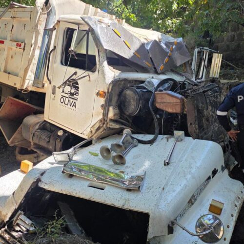 Un conductor perdió el control de un camión volquete y cayó desde el puente Miraflores, km 152 de la Panamericana, en San Miguel Centro. El conductor resultó lesionado y fue trasladado a un centro asistencial. La PNC investiga las causas. Foto: PNCSV.