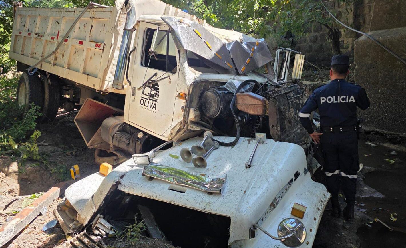 Un conductor perdió el control de un camión volquete y cayó desde el puente Miraflores, km 152 de la Panamericana, en San Miguel Centro. El conductor resultó lesionado y fue trasladado a un centro asistencial. La PNC investiga las causas. Foto: PNCSV.
