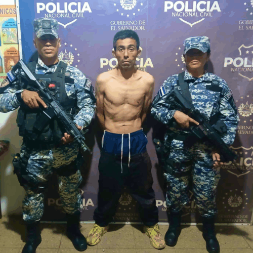 La Policía Nacional Civil (PNC) capturó a Juan José Ramos, acusado de asesinar a un adulto mayor de 71 años en Sensuntepeque, Cabañas. El crimen ocurrió durante una discusión bajo efectos del alcohol, según la investigación. Foto: PNCSV.