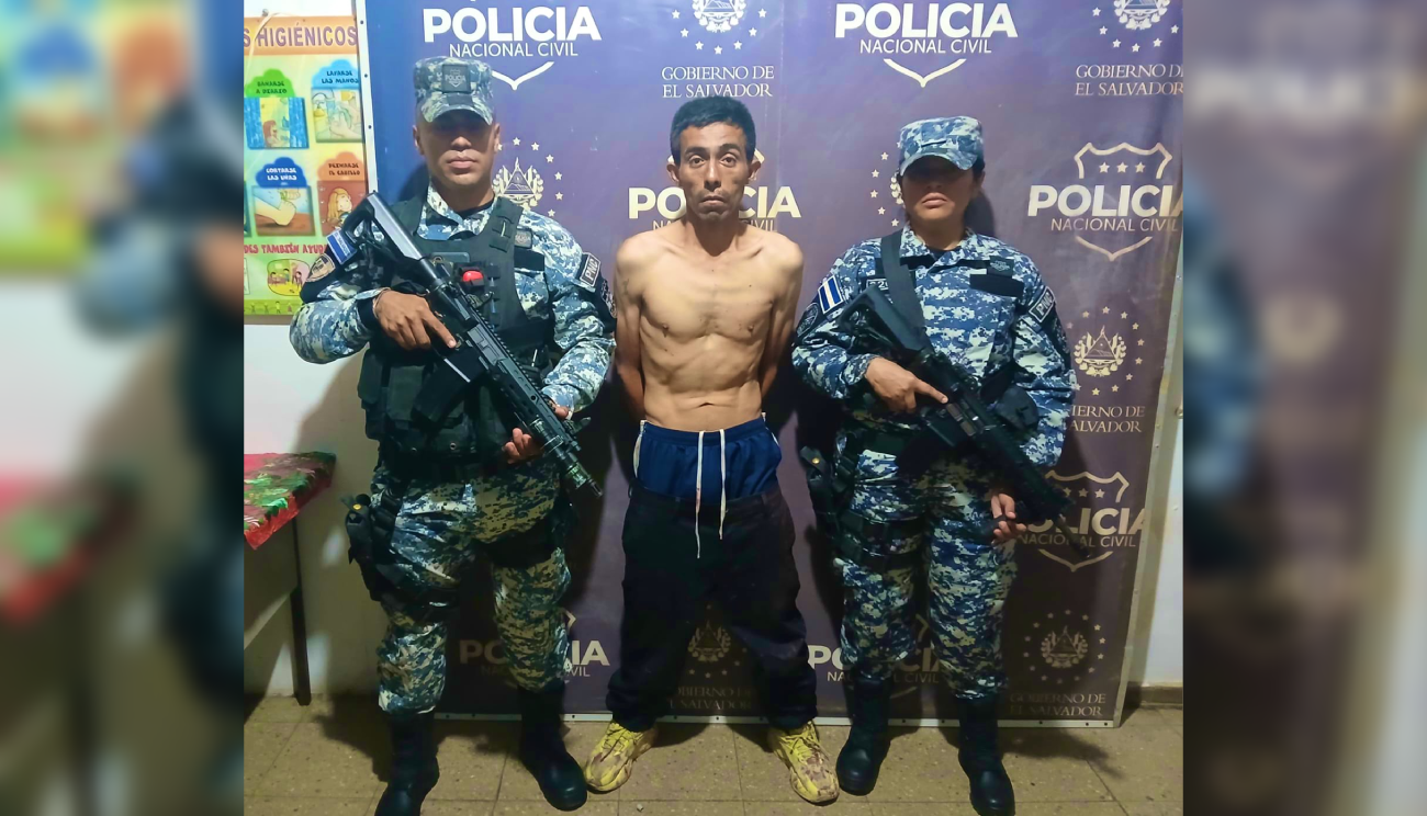 La Policía Nacional Civil (PNC) capturó a Juan José Ramos, acusado de asesinar a un adulto mayor de 71 años en Sensuntepeque, Cabañas. El crimen ocurrió durante una discusión bajo efectos del alcohol, según la investigación. Foto: PNCSV.