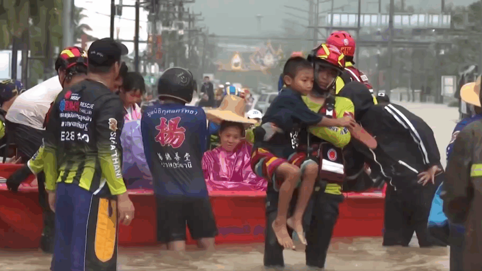 El sudeste asiático enfrenta una de sus peores crisis por inundaciones históricas que han dejado decenas de muertos, miles de evacuados y ciudades enteras bajo el agua. Las lluvias récord, vinculadas al monzón y al cambio climático, han colapsado infraestructuras y obligado a masivos operativos de rescate en Tailandia y Malasia. Foto: Cortesía.
