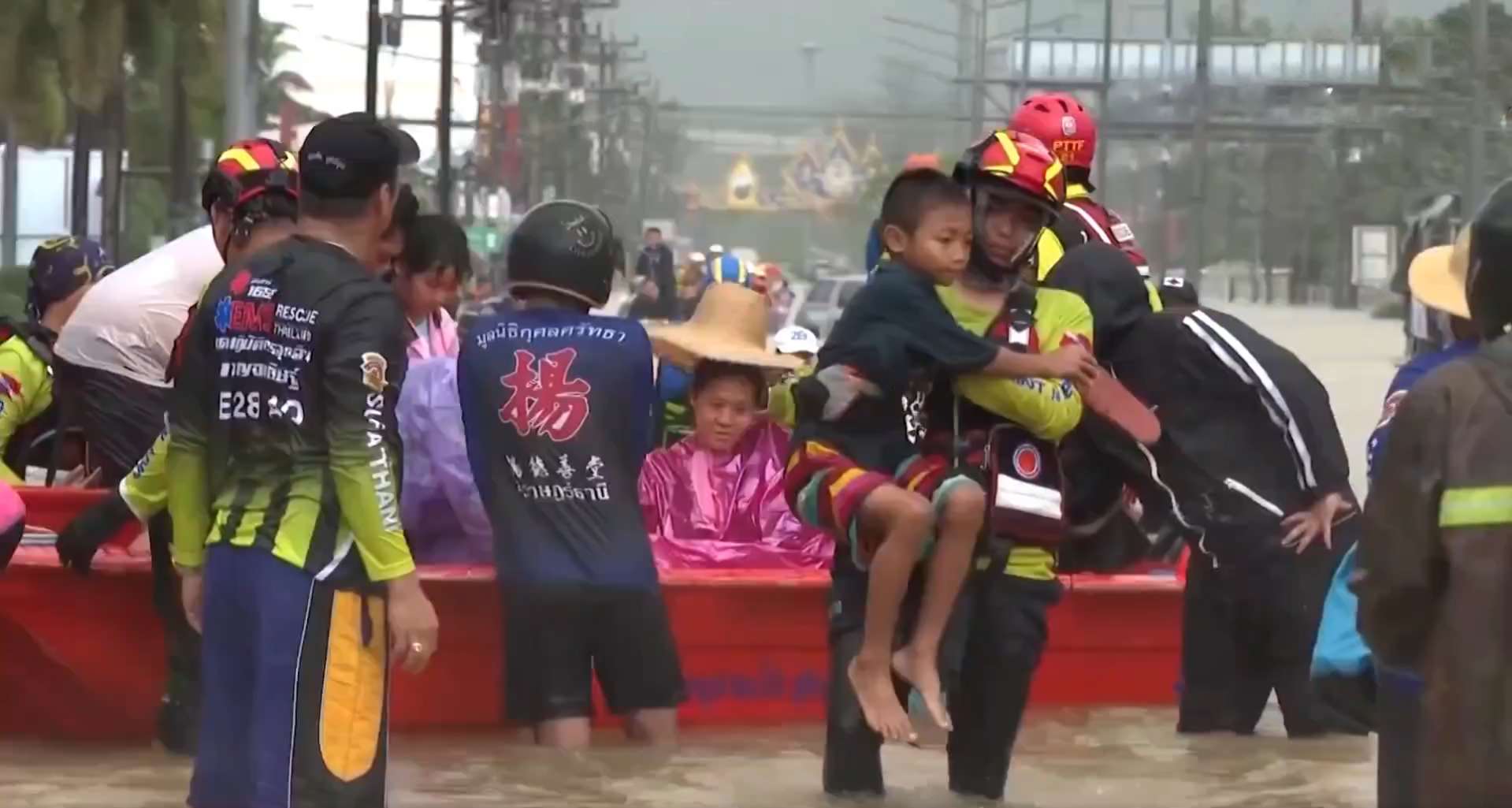 El sudeste asiático enfrenta una de sus peores crisis por inundaciones históricas que han dejado decenas de muertos, miles de evacuados y ciudades enteras bajo el agua. Las lluvias récord, vinculadas al monzón y al cambio climático, han colapsado infraestructuras y obligado a masivos operativos de rescate en Tailandia y Malasia. Foto: Cortesía.