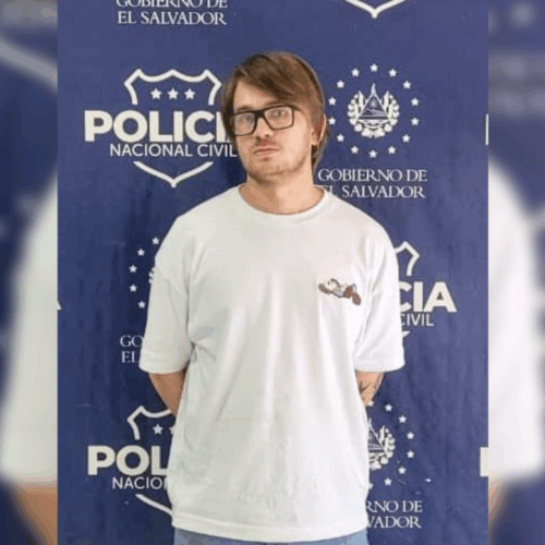 Michael David Ochoa Escobar, de 31 años, provocó un triple accidente en el km 112 de la carretera Panamericana, en San Miguel. Una mujer resultó lesionada grave y fue trasladada a un hospital. La PNC lo detuvo por lesiones culposas. Foto: PNCSV.
