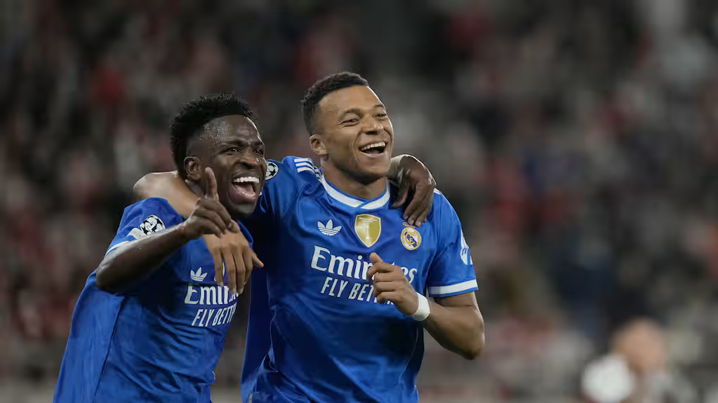 Kylian Mbappé anotó cuatro goles en el triunfo del Real Madrid ante el Olympiacos, igualando un récord de Cristiano Ronaldo en la Champions League. Además, logró el segundo hat-trick más rápido de la historia del torneo. Foto: AP/Petros Giannakouris