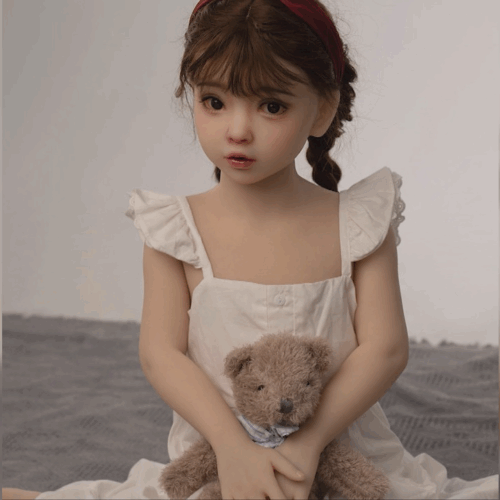 La justicia francesa investiga a Shein por vender muñecas sexuales con apariencia infantil, como esta de 80 cm que sostiene un osito de peluche. Foto: Cortesía.